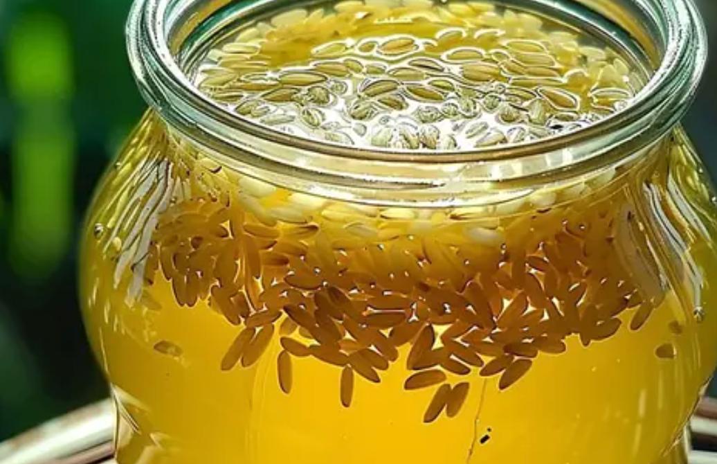 Słoik z nasionami w złocistej zalewie